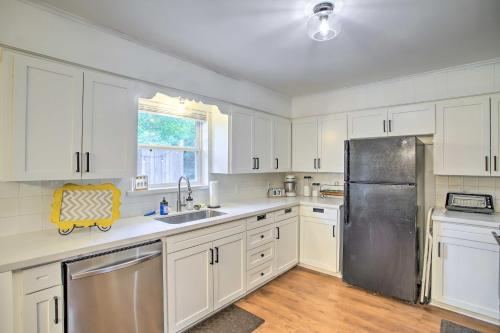 1 Mi to Main St Brenham Retreat with Game Room in Brenham, USA