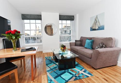 Royal Athenaeum Suites - image 6