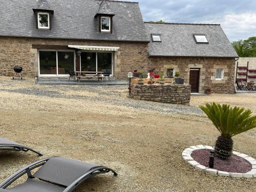 Exterior view, Sandra in Quemper-Guezennec