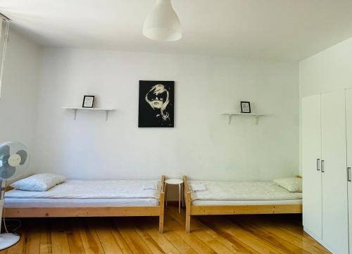 4 twin beds