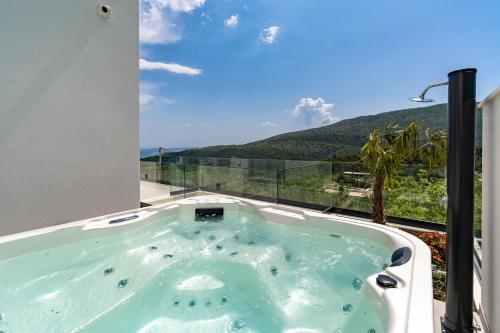 NEW! Villa Top Hill, heated infinity pool, Jacuzzi, Sauna, 5 en-suite bedrooms, a Media room