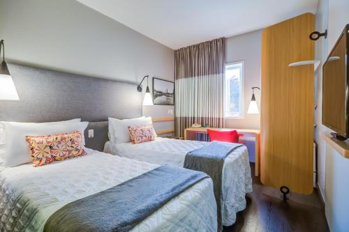 2 twin beds
