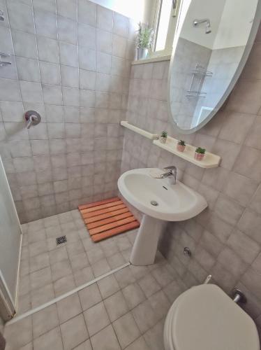 Bathroom, TraMonti Apartments in Poggio Picenze