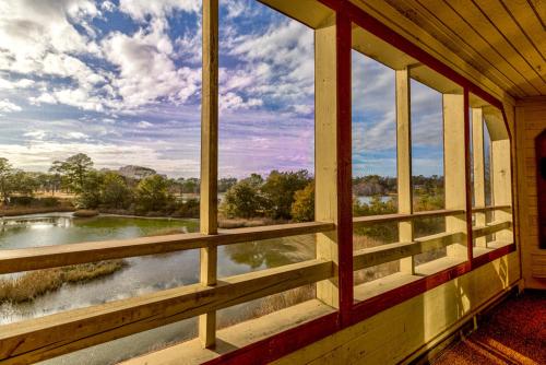 Beautiful views of marsh water golf course Near the beach and a pier nearby