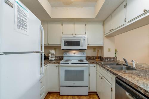 Beautiful views of marsh water golf course Near the beach and a pier nearby - image 9