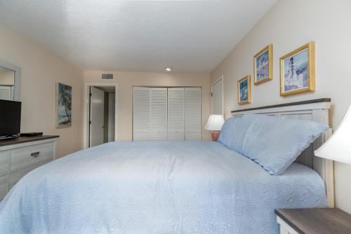 Beautiful views of marsh water golf course Near the beach and a pier nearby - image 7