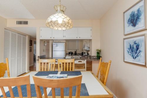 Beautiful views of marsh water golf course Near the beach and a pier nearby - image 2