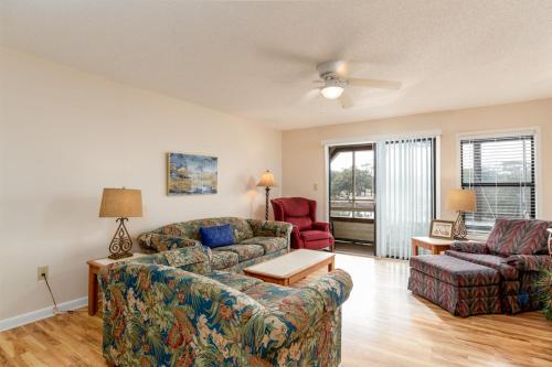 Beautiful views of marsh water golf course Near the beach and a pier nearby - image 12