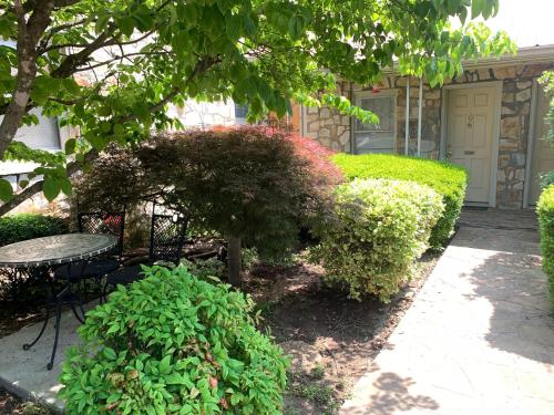 Phillips Historic Motel & Cottages