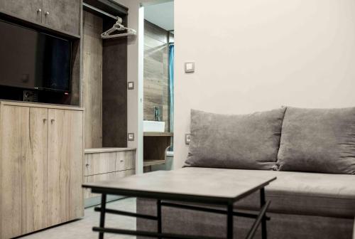Makis Suite in the city 4