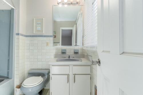 Pet Friendly Oceanfront Basketball Court lots of parking huge kitchen and bar - image 9