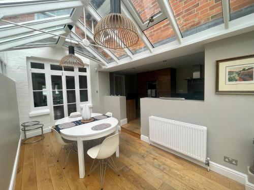 Flintstone House - Modern 4 Bedroom House, Parking gîte à louer Wargrave