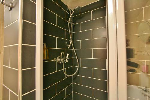 Central Hotel Cheltenham by Roomsbooked - image 3