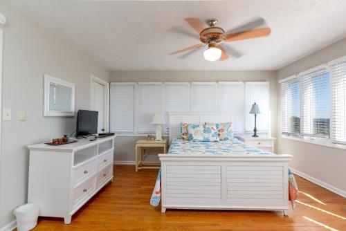 Pet Friendly Oceanfront Basketball Court lots of parking huge kitchen and bar - image 10