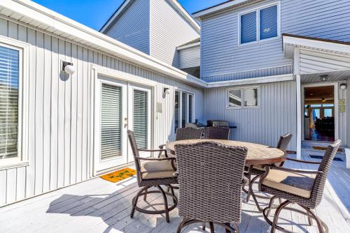 Pet Friendly Oceanfront Basketball Court lots of parking huge kitchen and bar - main image