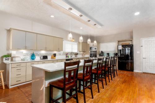 Pet Friendly Oceanfront Basketball Court lots of parking huge kitchen and bar - image 2