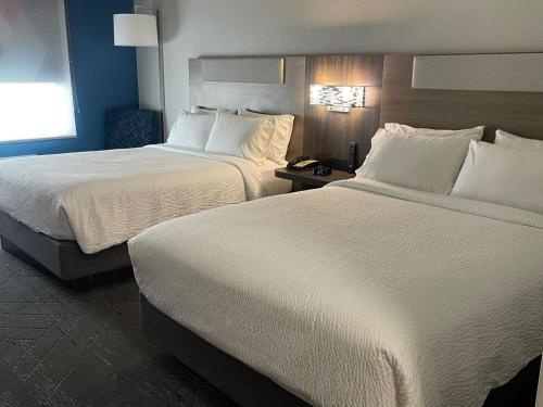 2 queen beds