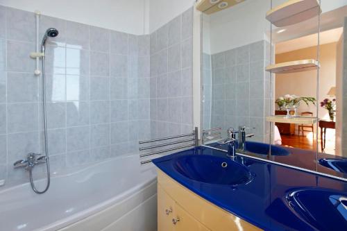 Magnifique appartement d'epoque avec Vue Mer 4 personnes avec terrasse Le Port Nice