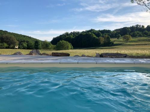 Havre de paix dans le Jura Alsacien avec piscine privée externe de mai à septembre