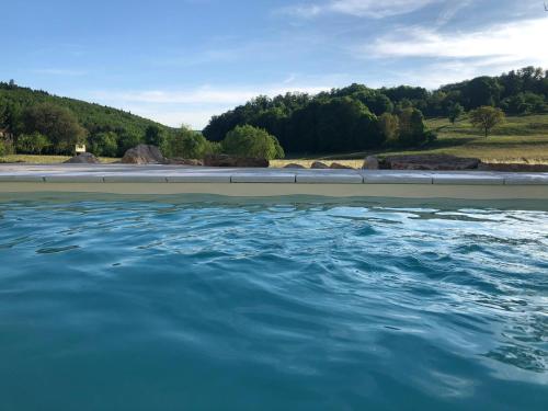 Havre de paix dans le Jura Alsacien avec piscine privée externe de mai à septembre