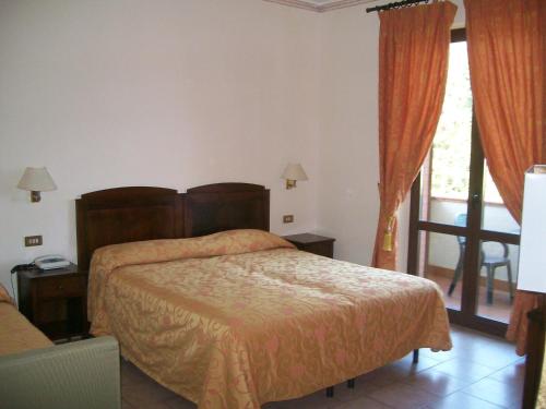 1 queen bed, 2 twin beds