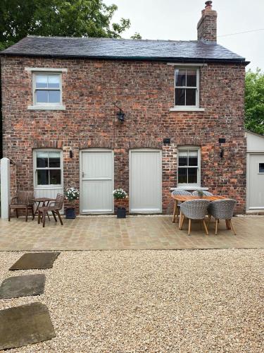 Grooms Cottage next to Sheriff Hutton Castle