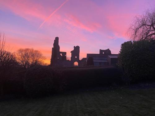 Grooms Cottage next to Sheriff Hutton Castle