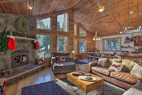 Luxury Mountain Getaway in Fairplay w/ Deck!, Fairplay