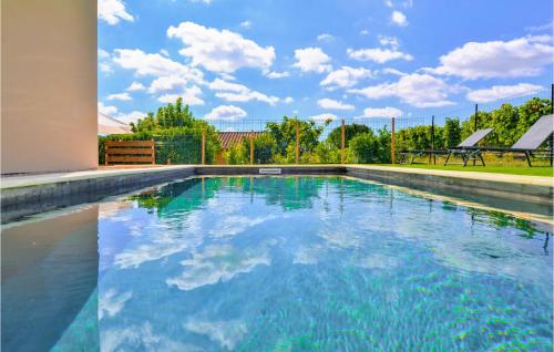 Beautiful home in Mormoiron with Outdoor swimming pool, WiFi and 3 Bedrooms gîte à louer Mormoiron