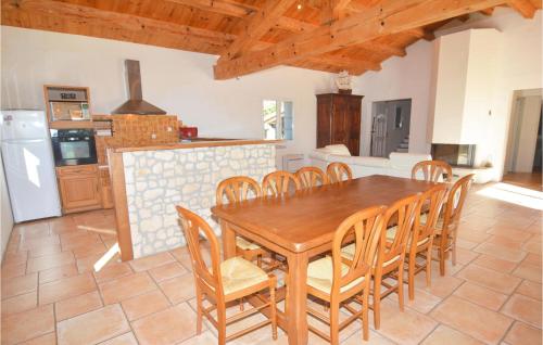 virtuve, Beautiful Home In Bordezac in Besseges