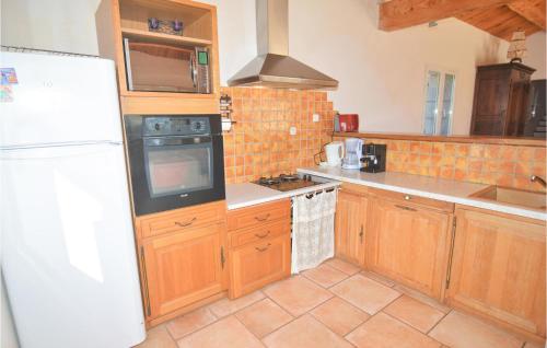 virtuve, Beautiful Home In Bordezac in Besseges