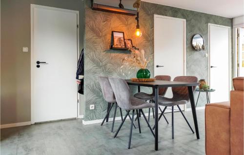 kuhinja, 2 Bedroom Lovely Home In Scherpenisse in Tholen