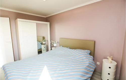 One-Bedroom Apartment image 9