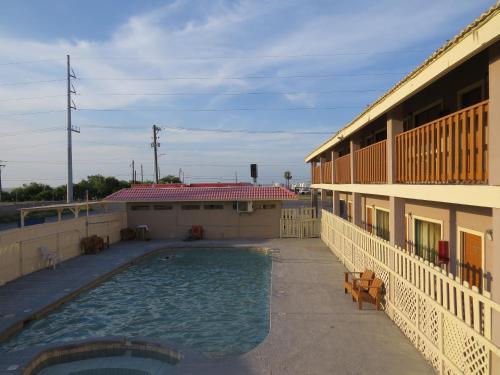 Executive Inn Laguna Vista - 수영장