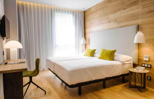 1 double bed, 2 twin beds
