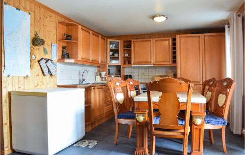 2 Bedroom Amazing Apartment In S-4275 Svelandsvik