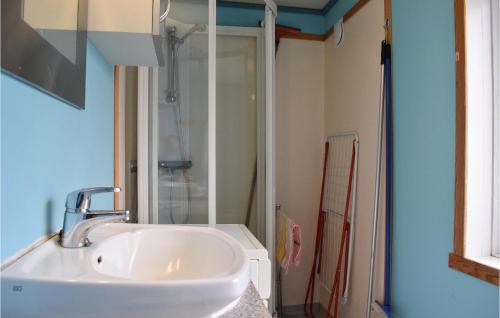 Μπάνιο, Nice Apartment In S-4275 Svelandsvik With 2 Bedrooms And Wifi in Sæveland