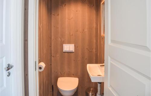 Vannituba, 3 Bedroom Amazing Home In Jaren in Dyrrud