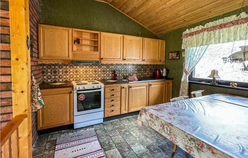 virtuve, Amazing Home In Höviksnäs With Kitchen (Amazing Home In Hoviksnas With Kitchen) in Höviksnäs