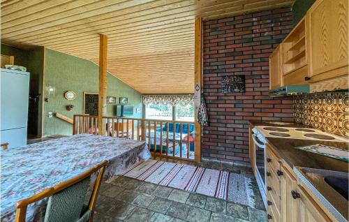 virtuve, Amazing Home In Höviksnäs With Kitchen (Amazing Home In Hoviksnas With Kitchen) in Höviksnäs