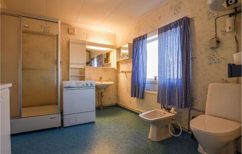 Bathroom, 2 Bedroom Pet Friendly Home In Eksharad in Framnäs