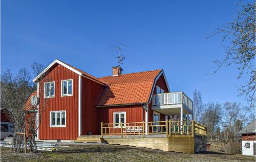 Beautiful Home In Strngns With 5 Bedrooms, Sauna And Jacuzzi