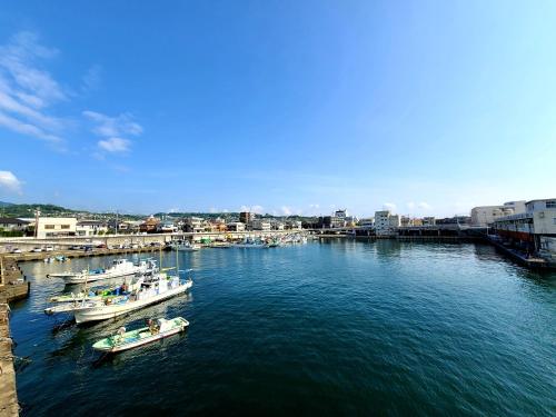 Hayakawa&2rooms&48m2&5-6pplmax&Best location&well designed 早川駅徒歩2分 釣り場まで徒歩1分 グループ滞在可能なワーケーション最適プレイス Hayakawa&2rooms&48m2&5-6pplmax&Best location&well designed 早川駅徒歩2分 釣り場まで徒歩1分 グループ滞在可能なワーケーション最適プレイス