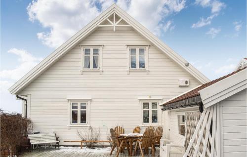 Gorgeous Home In Fjell With Wifi