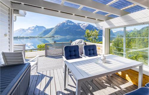 2 Bedroom Awesome Home In Isfjorden