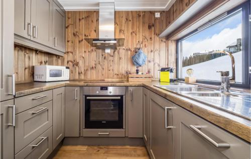 Kjøkken, 4 Bedroom Lovely Home In Øyer in Øyer