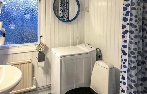 Vannas istaba, 2 Bedroom Cozy Home In Ramdala in Brandamala