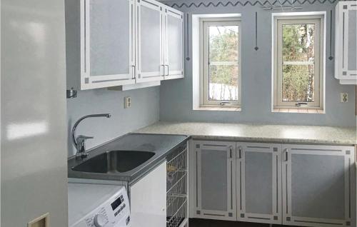 virtuve, Gorgeous Home In Rörvik With Wifi (Gorgeous Home In Rorvik With Wifi) in Rorvika