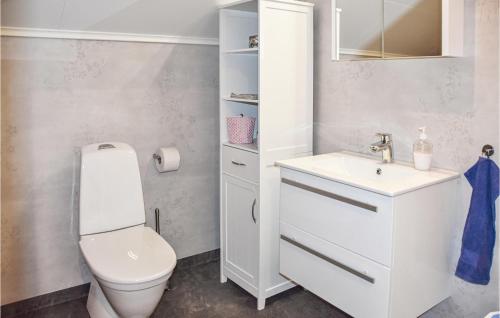 Bathroom, 2 Bedroom Cozy Apartment In Arjang in Arjang