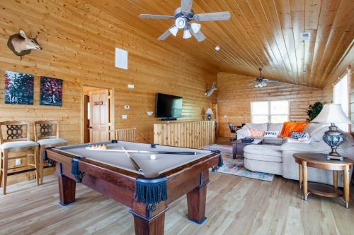 Bear Hug Cabin- Mtn View, Hot Tub, Theater in Sevierville, USA